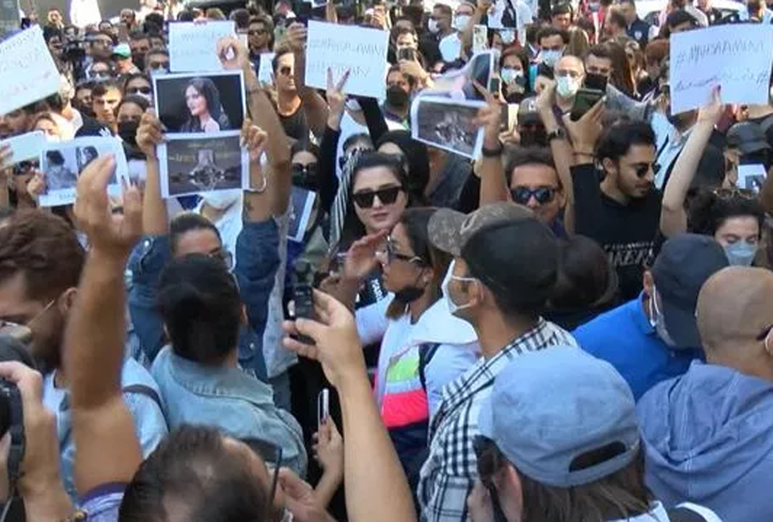 Mahsa (Jina) Amini'nin öldürülmesi İstanbul'da protesto edildi